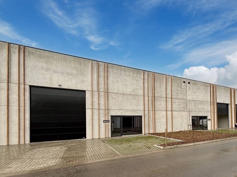 Deze functionele KMO-unit van 295 m² is ideaal voor opslag, atelier of lichte productie en geniet van een vlotte bereikbaarheid in Sint-Truiden.<br />