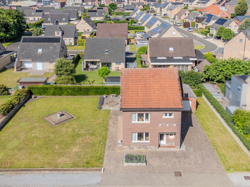Deze ruime open bebouwing is gelegen in een gunstig gelegen, rustige woonomgeving. De ligging biedt een ideale balans tussen het comfort van de nabijg