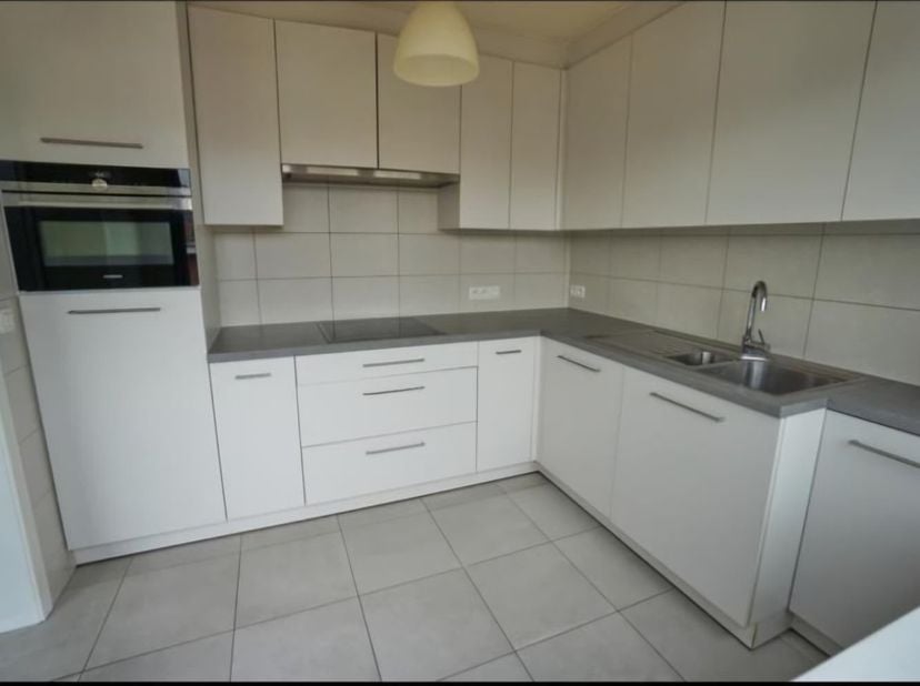 Instapklaar appartement met 2 slaapkamers en terras – 3de verdieping met lift