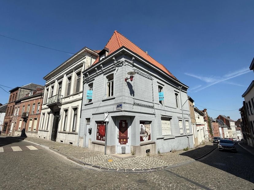 Gelegen in het hart van Lessines, op de Grote Markt, biedt deze te renoveren woning een uitzonderlijk potentieel voor investeerders of liefhebbers van