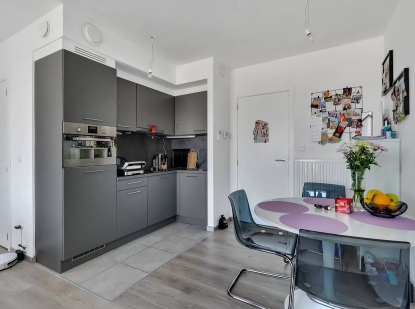 In een rustige buurt, nabij het centrum van Tongeren, bevindt zich deze instapklare en comfortabele studio met een praktische indeling in een moderne