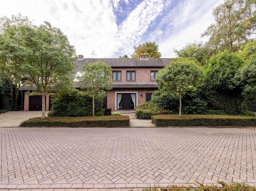 Ruime langgevelwoning met praktijkruimte en groene tuin te Laakdal<br />
<br />
Omschrijving: <br />
Bij binnenkomst word je verwelkomd in een aang