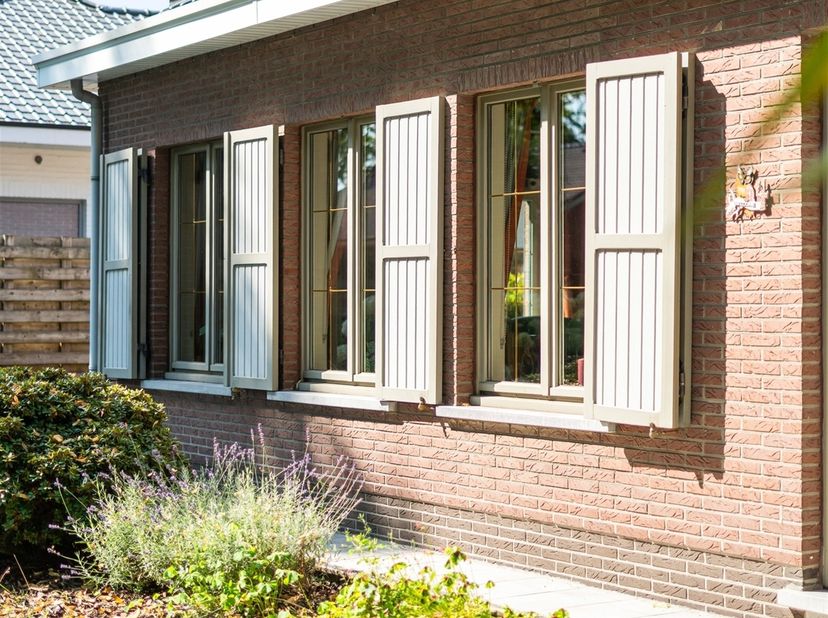 Deze uitstekend onderhouden gezinswoning is gelegen in een rustige, groene woonwijk op een gegeerde locatie nabij het centrum van Sint-Job.<br />
Hie
