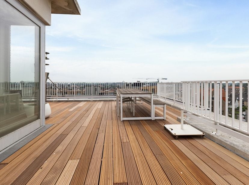 Te koop: luxueus appartement in Koksijde, gelegen in de Sint-Idesbaldusstraat, met prachtig zicht op zee alsook volledig zongericht! Dit stijlvolle ap