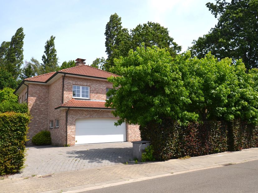 Vrijstaande woning gelegen in de gegeerde, kindvriendelijke en rustige wijk Zevenbergen. De woning is gelegen net buiten het centrum van Lier, doch me