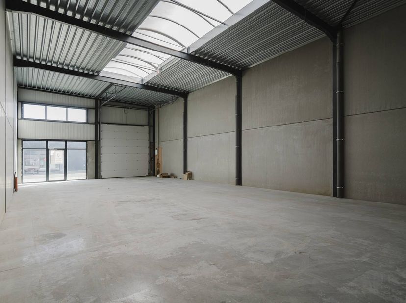 Nieuwbouw KMO-unit te koop in project Moenkouter te Moen. De unit heeft een oppervlakte van 215 m².<br />
<br />
Voorzieningen: <br />
- Parkeerplaats