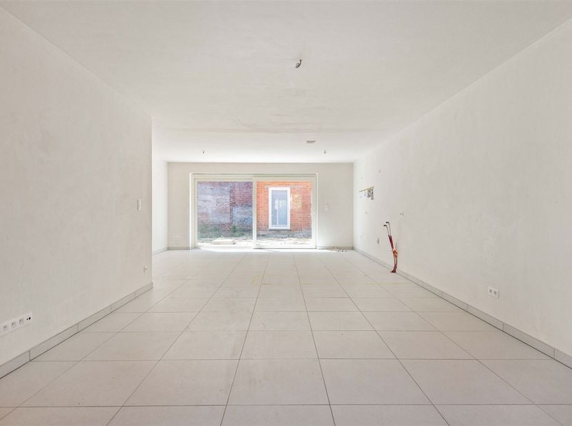 Bent u op zoek naar een energiezuinige nieuwbouwwoning die u nog volledig naar uw eigen smaak kunt afwerken? Dan is deze recente woning in een rustige