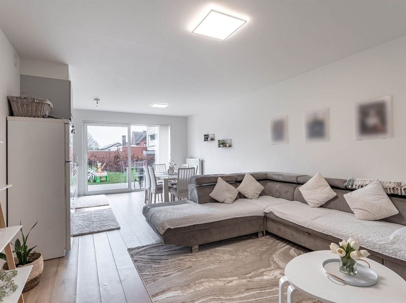 Gelegen net buiten het centrum van Heusden-Zolder vinden we dit instapklare gelijkvloerse appartement terug in de rustige Residentie Verde, op het adr
