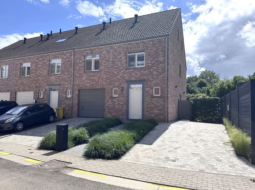 Deze ruime gezinswoning (BJ 2016) op een perceel van ca.2a97ca en met een bew. opp. van ca.216 m² kunt u vinden op een topligging in Leefdaal, in een