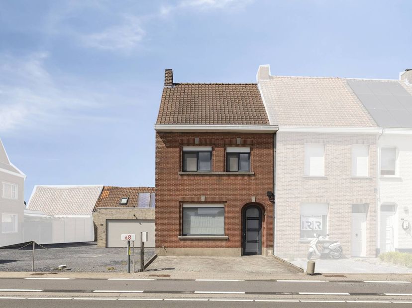 Via de inkomhal kom je in de ruime leefruimte met een volledige inbouwkastenwand die aansluit op de open ingerichte keuken. Van hieruit is er aansluit