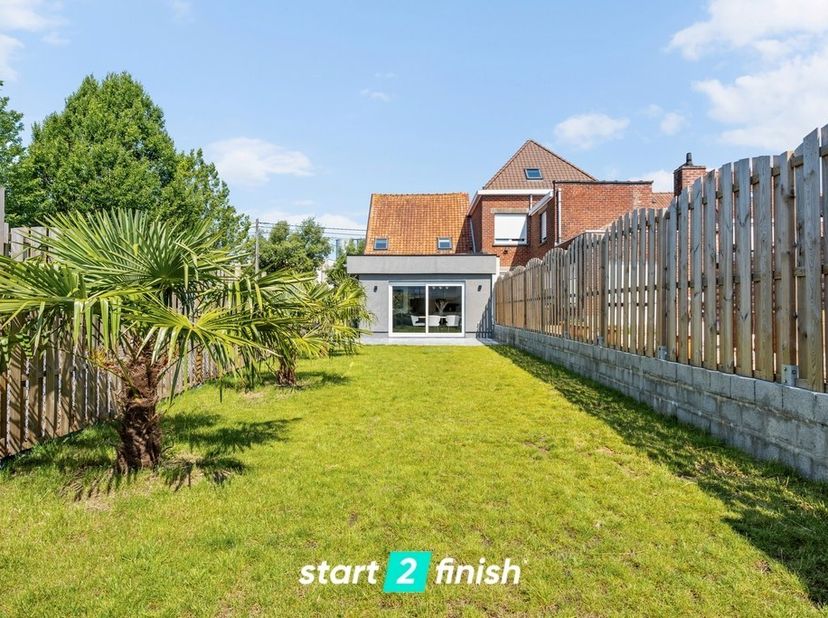 Bent u op zoek naar een stijlvolle, instapklare woning waar comfort en kwaliteit centraal staan? Dan is deze prachtig gerenoveerde woning absoluut een