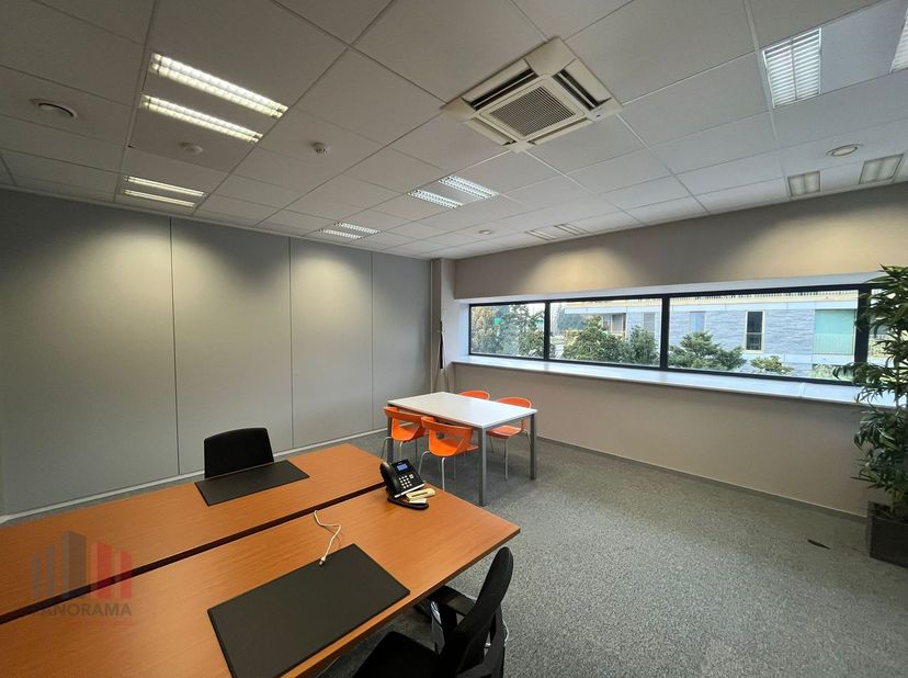 Deze kantoorruimte van 27&amp;nbsp;m² is gelegen in een modern ondernemingscentrum met een uiterst strategische ligging langs de N9, op slechts 50 meter v