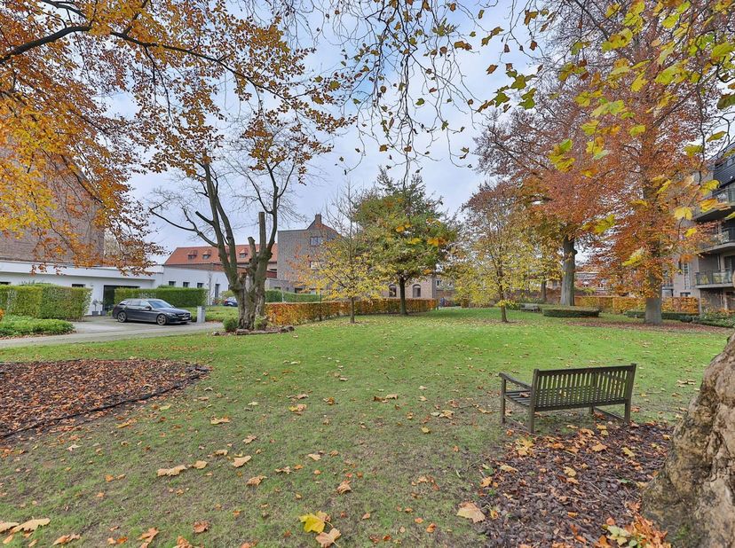 Uniek parkappartement<br />
Recent appartement (2016) gelegen in een prachtige tuin van een voormalig klooster. Een oase van rust en toch vlakbij wink