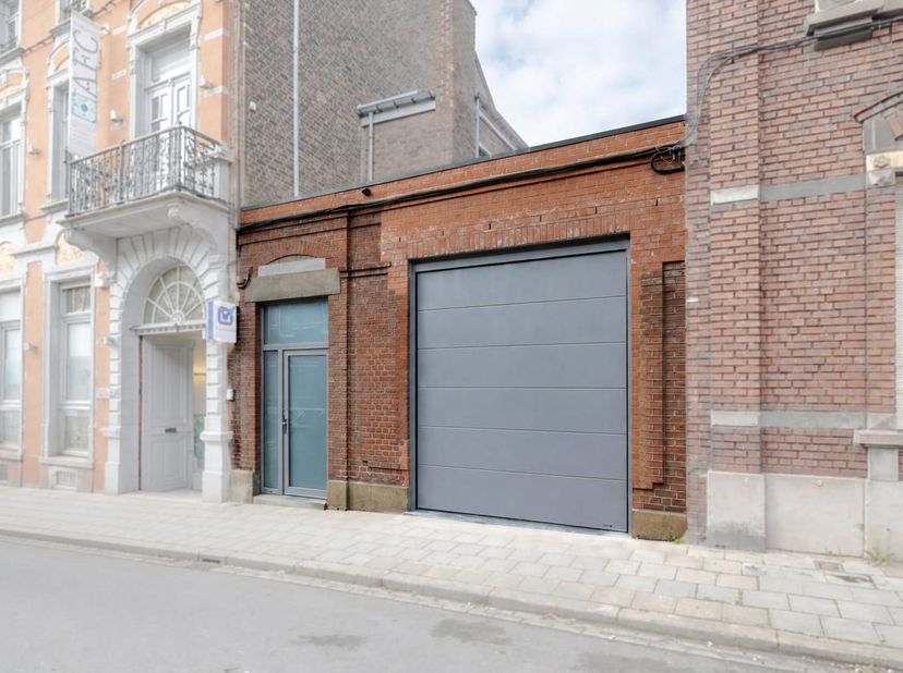 A louer : Entrepôt entièrement rénovée à Châtelineau ! <br />
L'Immobilière Del Bianco vous propose cet entrepôt entièrement rénové, idéalement situé