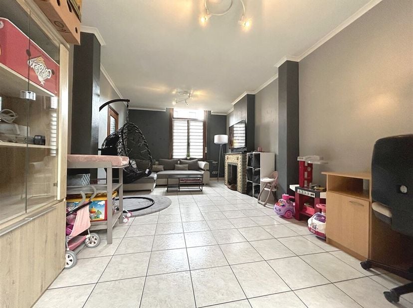 Bonne maison d'habitation de 2 chambres de +/- 110m² sise à 500 mètres de la gare de Tournai et proche de toutes commodités.<br />
Le bien comprend au