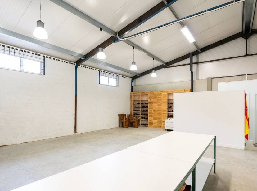 Locatie:<br />
Dit handelspand is gelegen in Opoeteren. Vlot te bereiken via verschillende invalswegen. <br />
Indeling:<br />
- onthaal met vaste bur