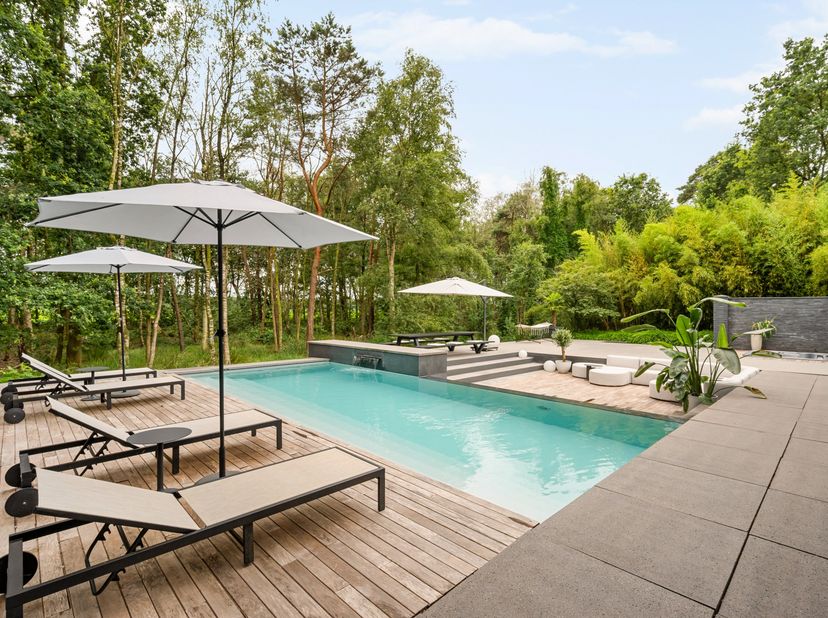 Gelegen in een uitzonderlijk rustige en groene omgeving biedt deze exclusieve villa een unieke combinatie van luxe, comfort en privacy. De woning besc