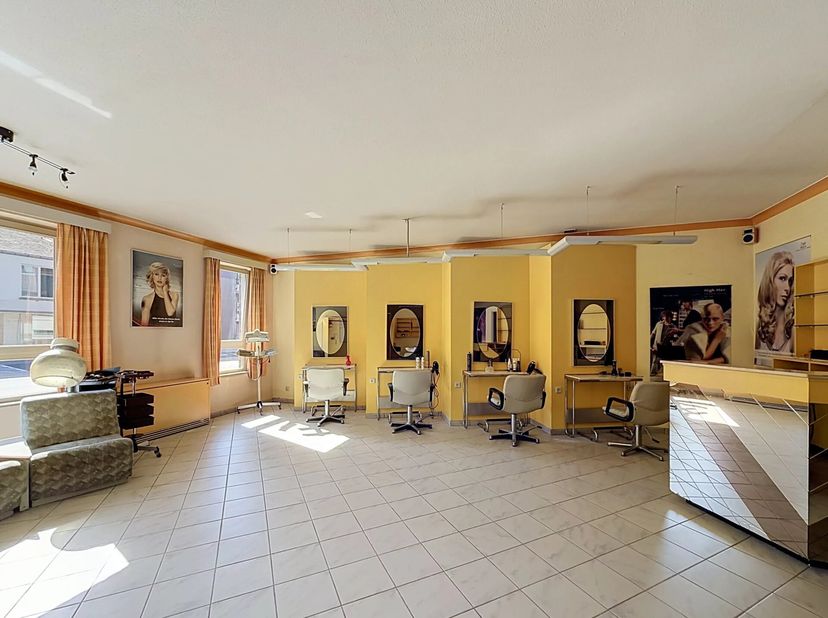 Dit appartement werd steeds als kapsalon gebruikt door de huidige eigenaar maar is initieel een 2 slaapkamer appartement.<br />
De nieuwe eigenaar kan