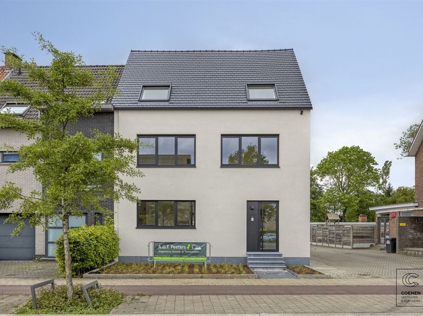 De woning van ca. 230 m² verwelkomt u via een royale inkomhal met apart gastentoilet. Vanuit de hal bereikt u de ruime en lichtrijke leefruimte van 69