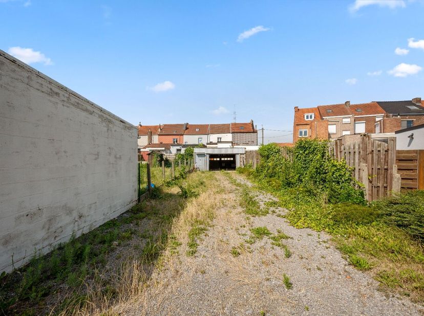Deze te renoveren rijwoning in Tienen is ideaal voor wie op zoek is naar een gezellige woning met een tuin en garage. De woning heeft 2 slaapkamers en