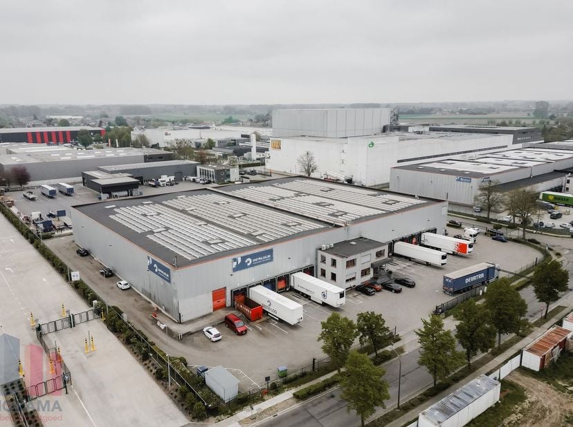 Cette unité logistique offre une superficie totale de 2.784 m²&amp;nbsp;d’entrepôt, complétée par 585 m² de mezzanine ainsi que la possibilité d’aménageme
