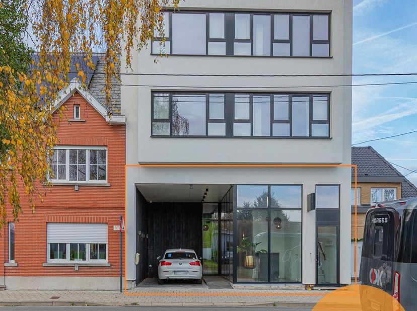 NIEUWERKERKEN – Commercieel pand met wellnessfaciliteiten en tuin<br />
Dit commercieel pand op het gelijkvloers is momenteel ingericht als een schoon