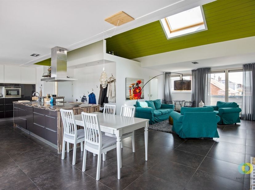 In een rustig gelegen, doodlopende straat op een steenworp van het centrum van Vilvoorde vindt u dit lichtrijke appartement op de derde verdieping van