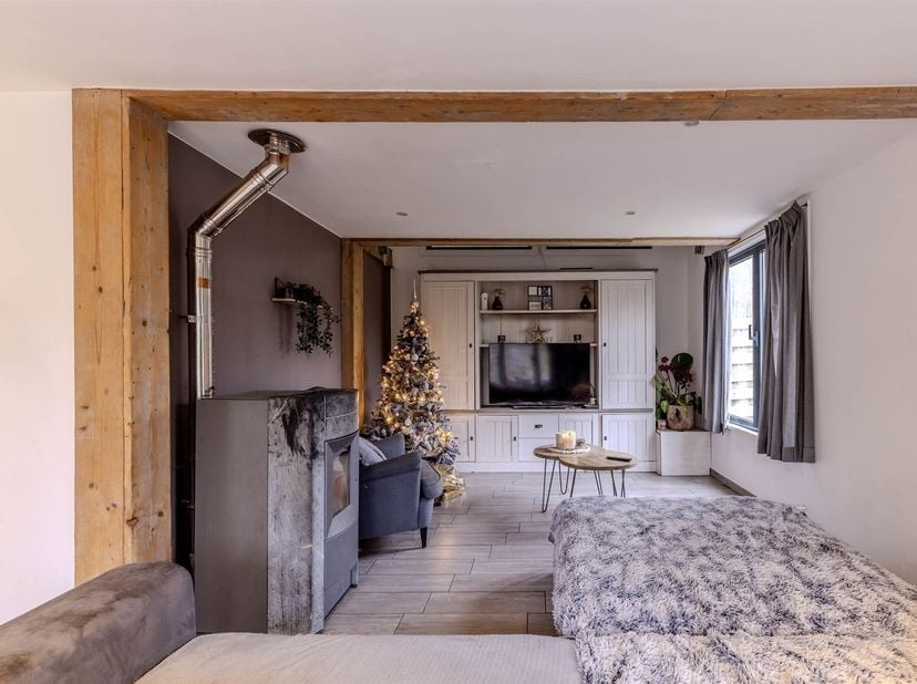 Chalet met 2 slpk op circa 10a02ca<br />
<br />
Ligging: Rustig gelegen in een groene omgeving met alle faciliteiten in de nabijheid. Tevens zijn de