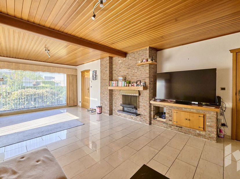 Gelijkvloerse bungalow met 3 slaapkamers en een inpandige garage op een perceel van 652 m² nabij het centrum van Lommel.<br />
INDELING:<br />
Inkomha