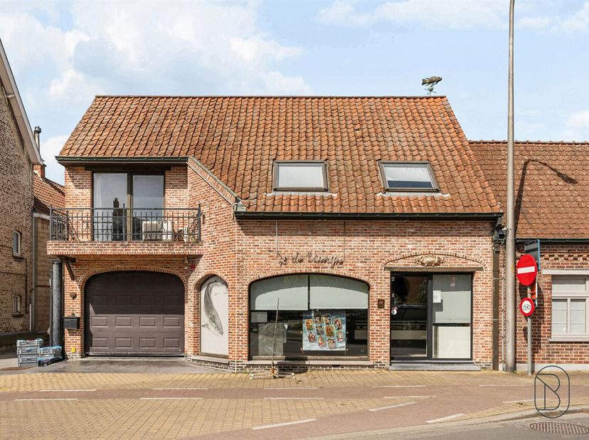 In het centrum van Berchem bevindt zich dit veelzijdige pand dat wonen en werken perfect combineert. Dankzij de centrale ligging geniet u van een uits