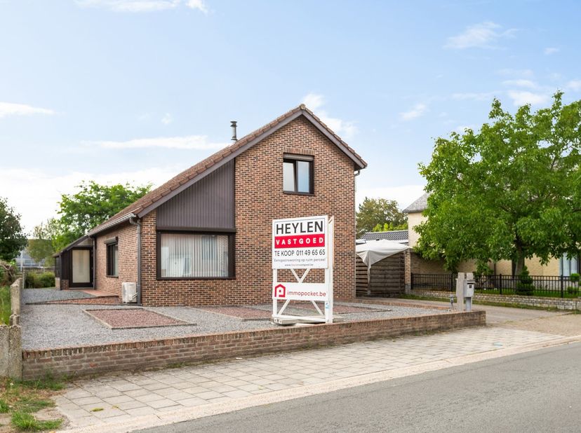We betreden de woning via de inkomhal, die toegang biedt tot de verschillende leefruimtes. Op het gelijkvloers bevinden zich de leef- en eetruimte met