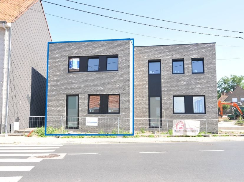 Op zoek naar een moderne en comfortabele nieuwbouwwoning? Deze prachtige woning combineert hedendaags wooncomfort met een aangename buitenruimte en pr