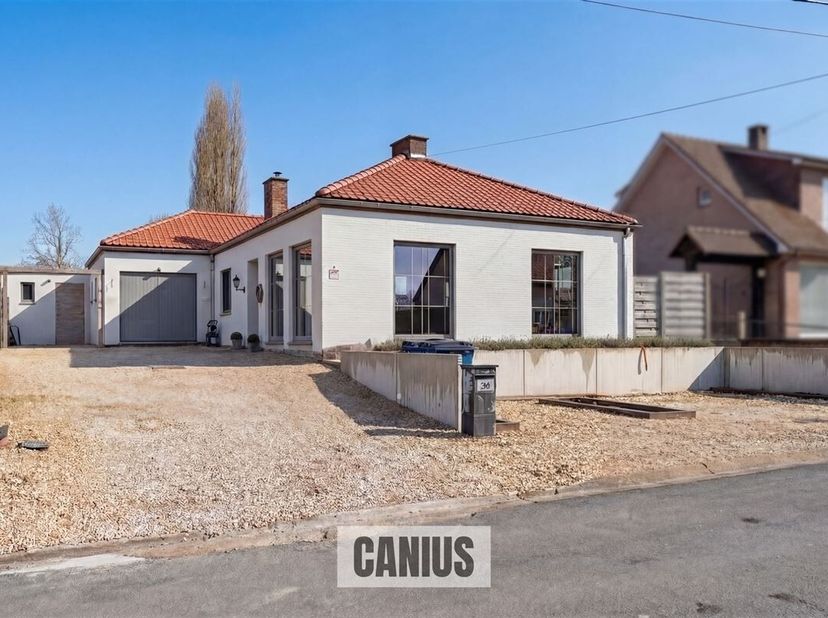 KNAPPE GELIJKVLOERVLOERSE WONING MET 4 SLAAPKAMERS<br />
Bent u op zoek naar een ruime, vrijstaande gelijkvloerse woning te koop in Heers? Dan is deze