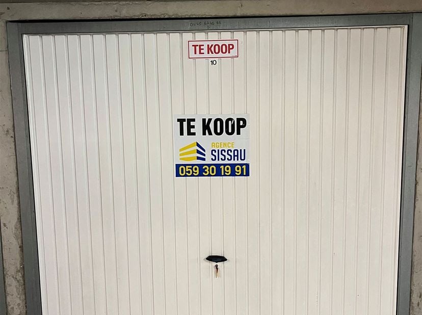 Garagebox te koop met afmetingen:<br />
lengte  5m42, hoogte 203 meter en breedte 2m42