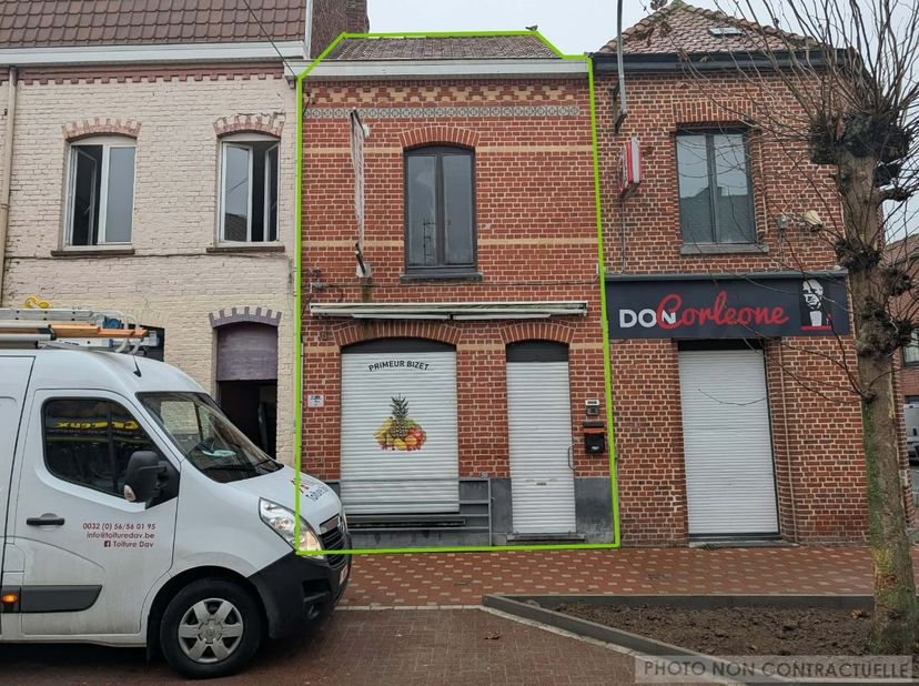 Située dans un emplacement de premier ordre, cette maison de +- 100m², actuellement exploitée en magasin de fruits et légumes, le bien est occupé dans