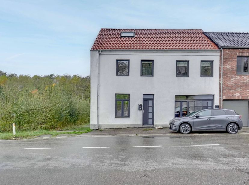 Weldra meer foto's.<br />
Deze woning ligt op een rustige invalsweg naar Montenaken. Hierdoor is er nog steeds een goede bereikbaarheid naar Landen, S