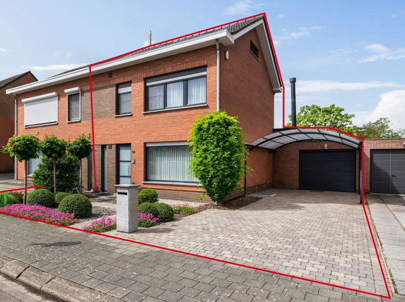Instapklare half open bebouwing op een perceel van 400 m² in een kindvriendelijke, autoluwe woonwijk, bestaande uit: inkomhal met apart&amp;nbsp; toilet e