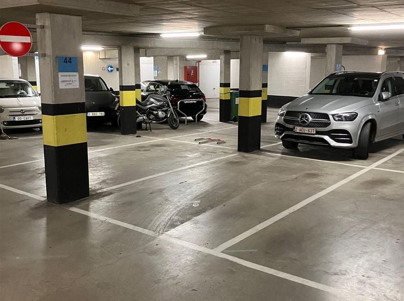 Autostaanplaats te koop in centrum Antwerpen<br />
<br />
Locatie: Deze ondergrondse autostaanplaats is gelegen op een uitstekende locatie in het ha