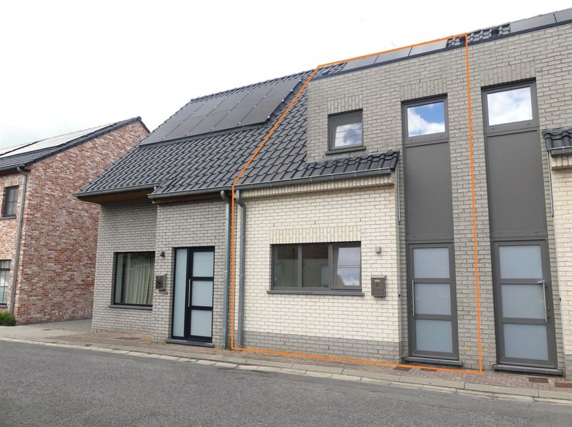 Cette maison prête à emménager, dotée d'un garage et d'un petit jardin, est située au cœur du centre-ville de Beerst, commune de Diksmuide, dans une r