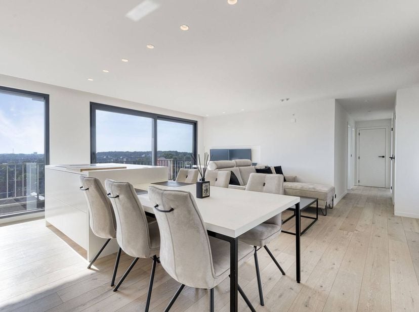 Dit ruime appartement is gelegen op de 8ste en hoogste verdieping van de residentie in de Heilig-Hartstraat 39 te Roeselare. Dankzij deze ligging geni