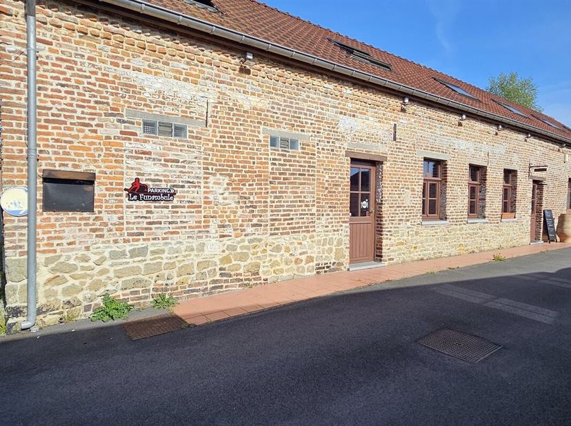 Prix: Offre à partir de 325.000 euros, frais d'agence non inclus et à charge de l'acquéreur.<br />
Dans le centre du village de Sirault, ce superbe bâ