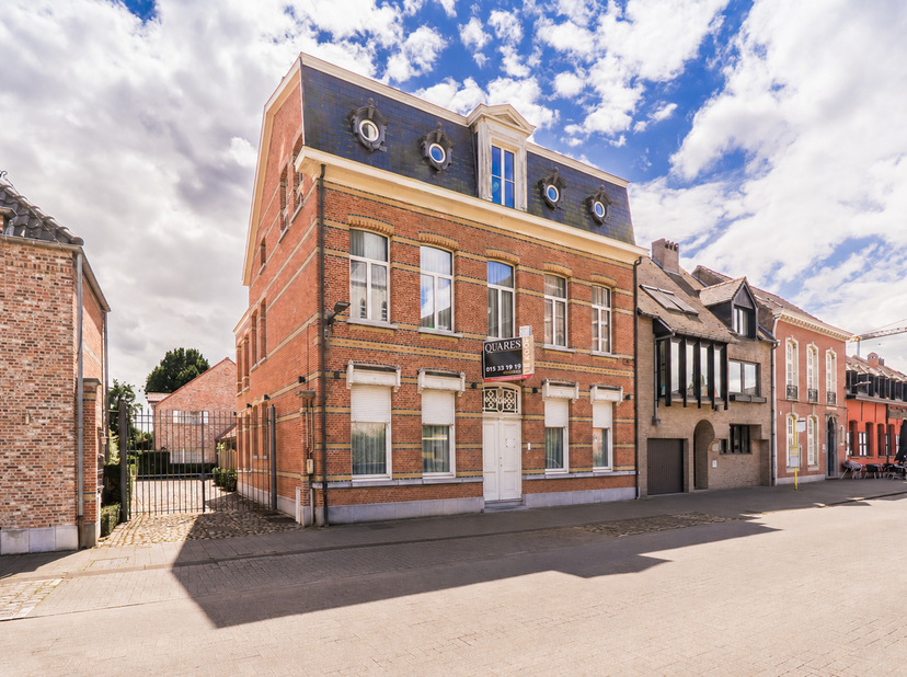 Quares - TREVI Groep presenteert :<br />
Opbrengsteigendom herenwoning bestaande uit 3 app + carport<br />
Deze herenwoning grenst aan de site 'Binnen