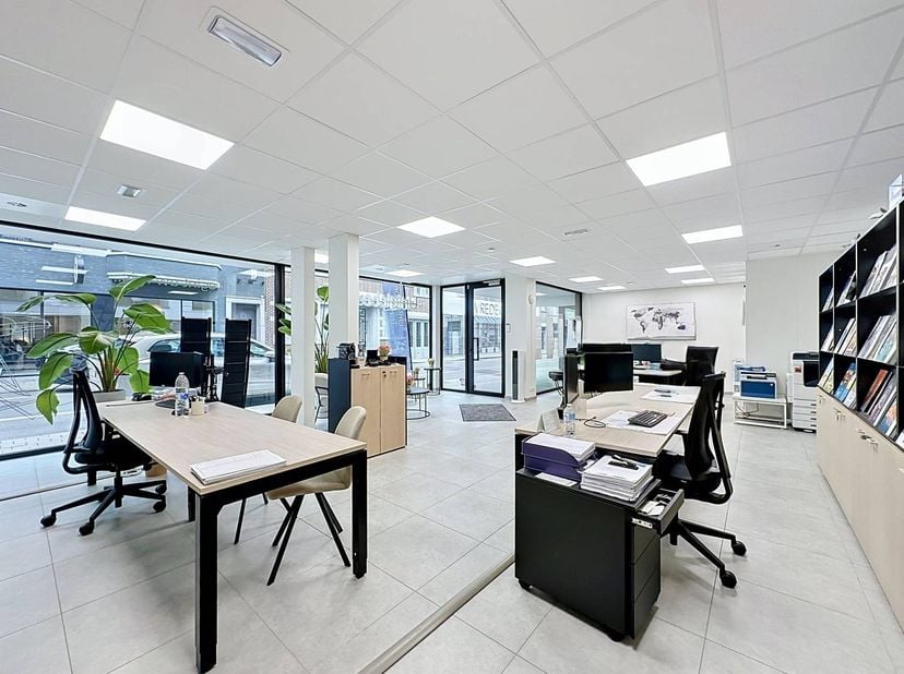 Handelspand van ca. 100 m² te huur in het centrum van Waregem. Het pand beschikt daarnaast over twee achterliggende autostaanplaatsen die verplicht mo