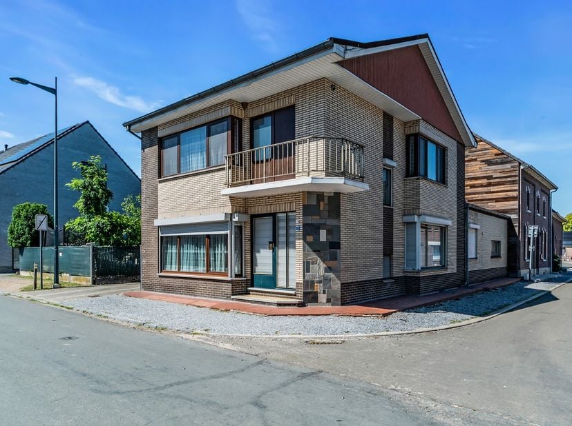 Bent u op zoek naar een ruime gezinswoning met tal van mogelijkheden, een centrale ligging en interessante extra troeven? Dan is deze verzorgde woning