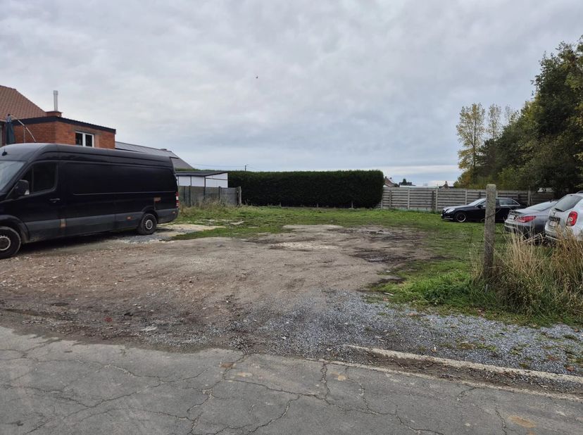 Dit perceel bouwgrond ligt aan het begin van de rustige Steengrachtstraat in Zoutleeuw. De bouwgrond bestaat uit een reeds gevormd perceel van 742 m²