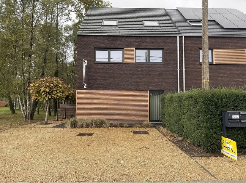 Dit volledig gemeubileerde gelijkvloers appartement/prakrijkruimte biedt de perfecte woonoplossing voor expats en zakelijke professionals die op zoek