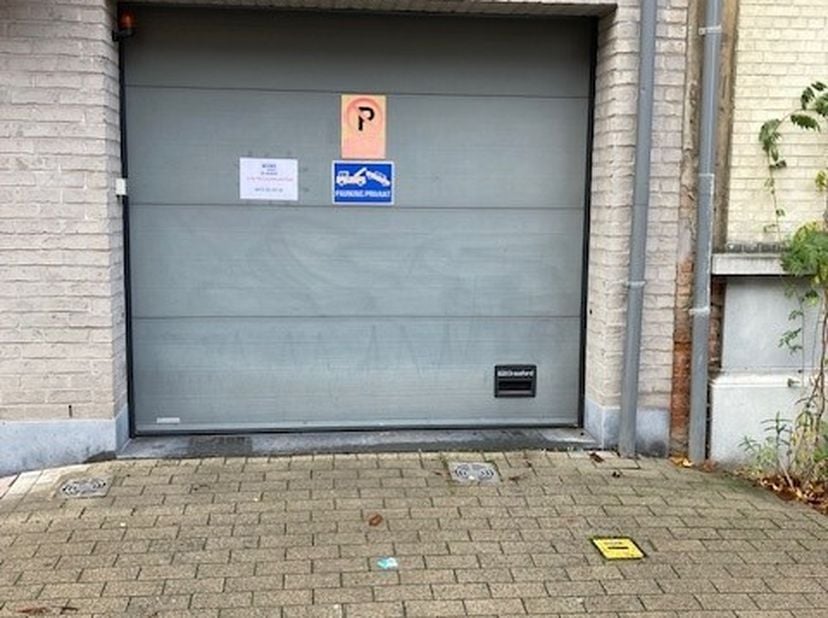 Ondergrondse autostaanplaats ( nr 8 ). Momenteel verhuurd voor €75/maand. Voor verdere info of afspraak bel 0473 33 33 35.