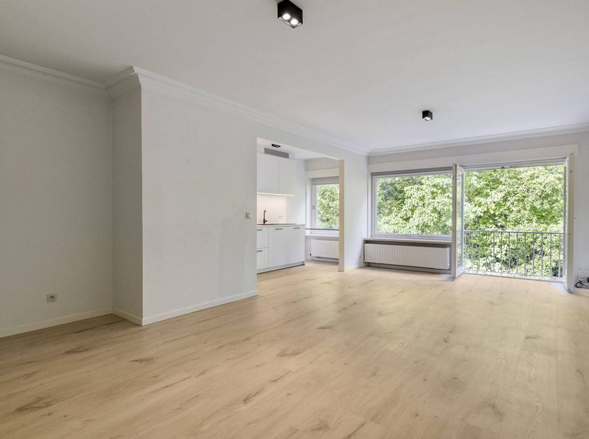 Dit charmante appartement in Brugge, volledig gerenoveerd in 2022, is nu te koop en biedt een ideale combinatie van modern comfort en een groene woono