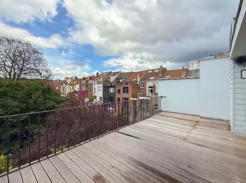 In de zeer gewilde wijk Franz Merjay  Plaats Brugmann, prachtig volledig gerenoveerd triplex van ± 278 m² (bruto volgens PEB) met groot terras, gelege