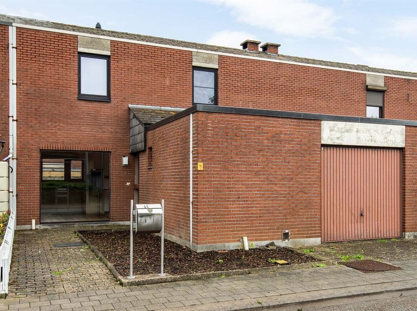 Ligging:<br />
Gelegen in de Sint-Antoniuswijk te Rotselaar bevindt deze woning zich in een rustige en kindvriendelijke woonomgeving. Dankzij de vlott